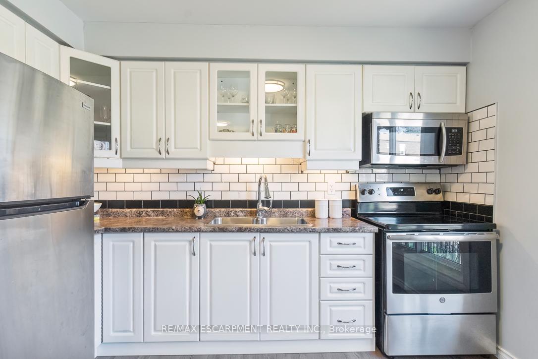3 Bedrooms Condo at 1301 Upper Gage, Hamilton For sale