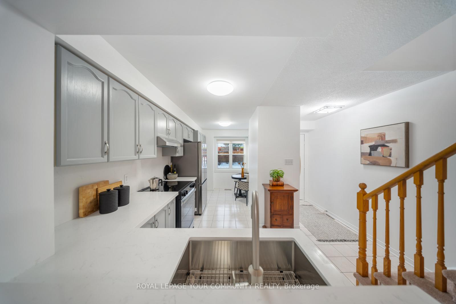 3 Bedrooms Condo at 5865 Dalebrook, Mississauga For sale