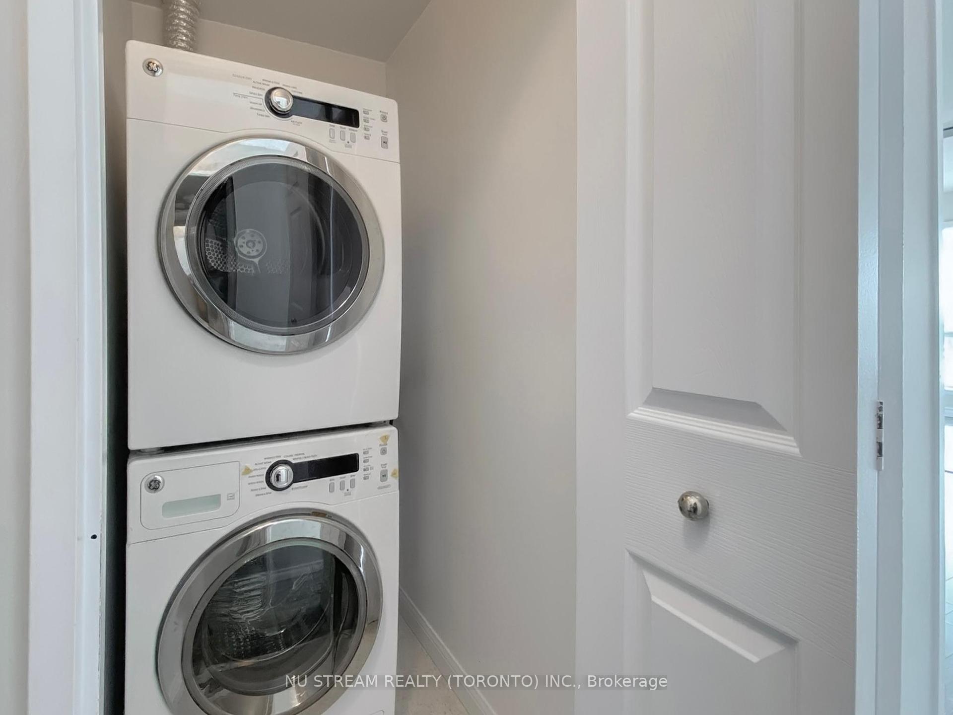 2 Bedrooms Condo at 18 Lee Centre,  Toronto For sale