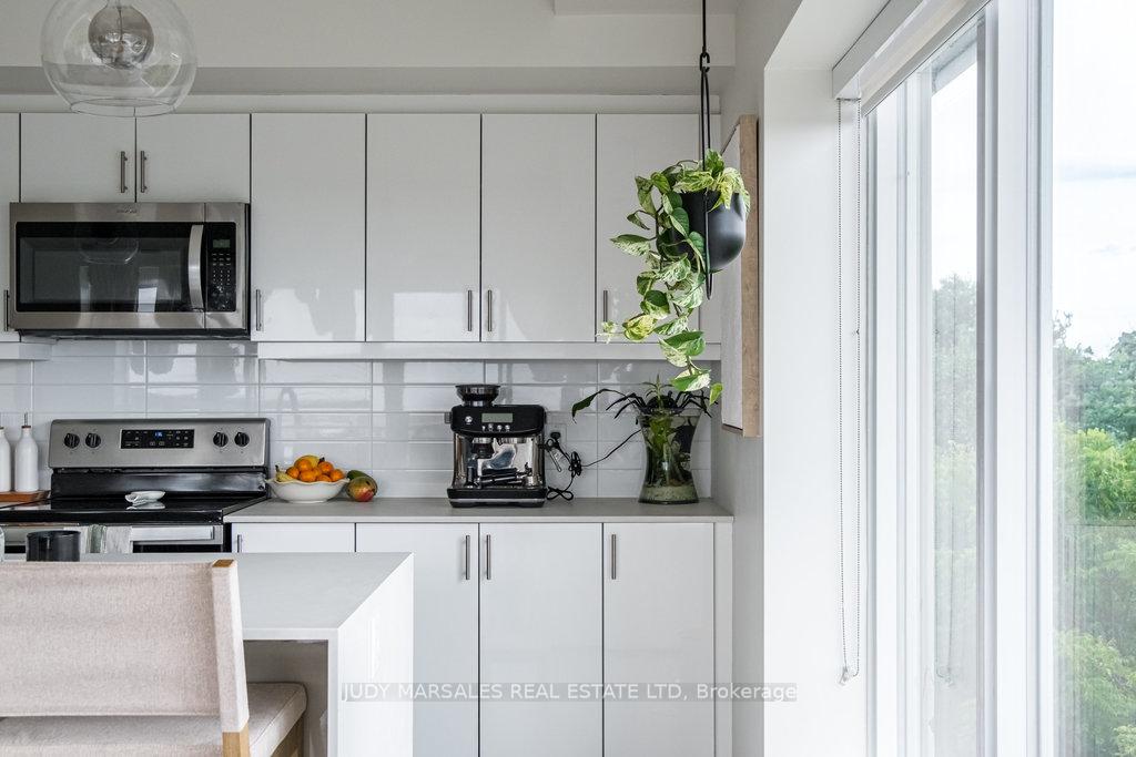 2 Bedrooms Condo at 16 Markle,  Hamilton For sale