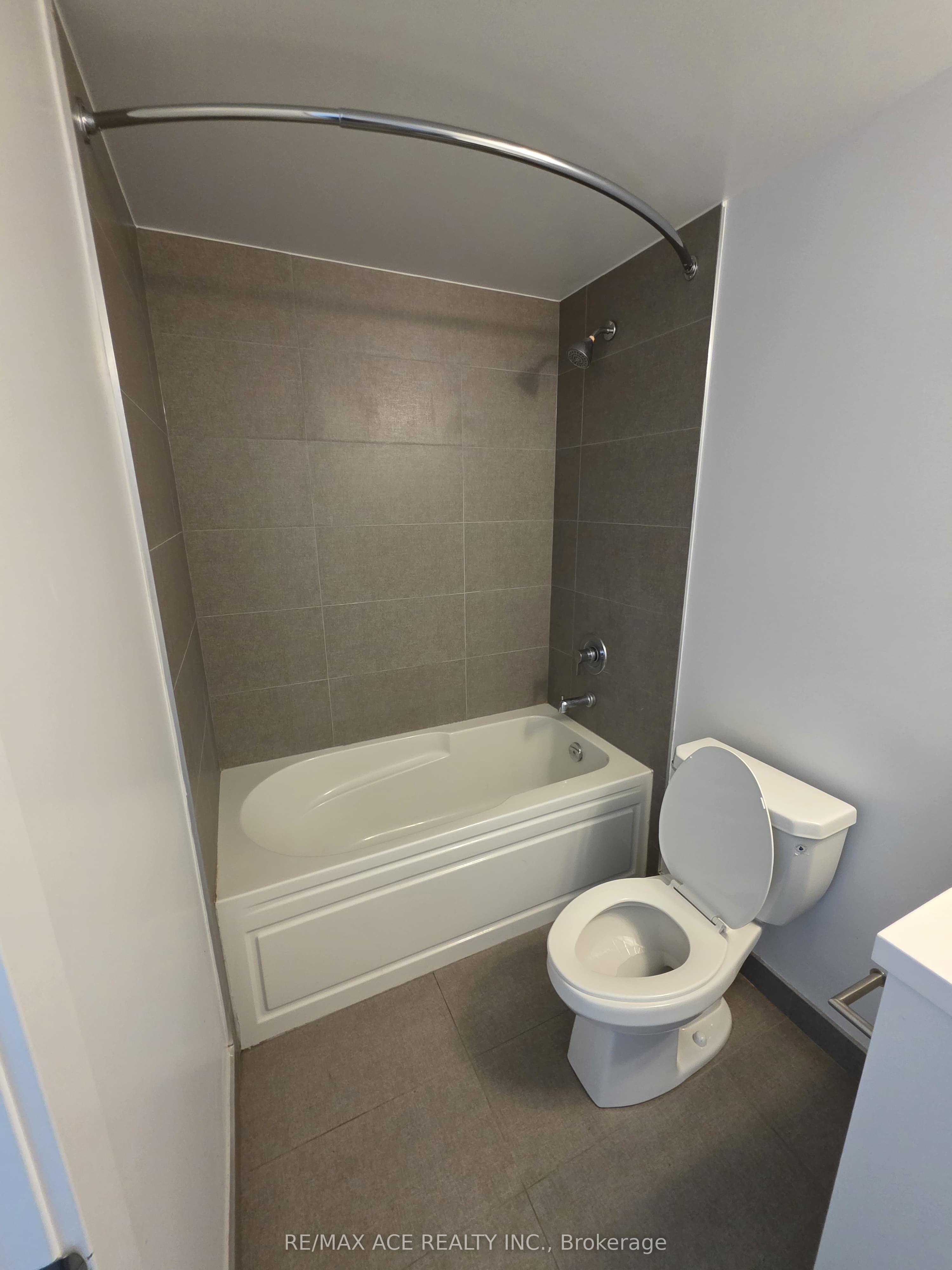 2550 Simcoe Street N, #1402