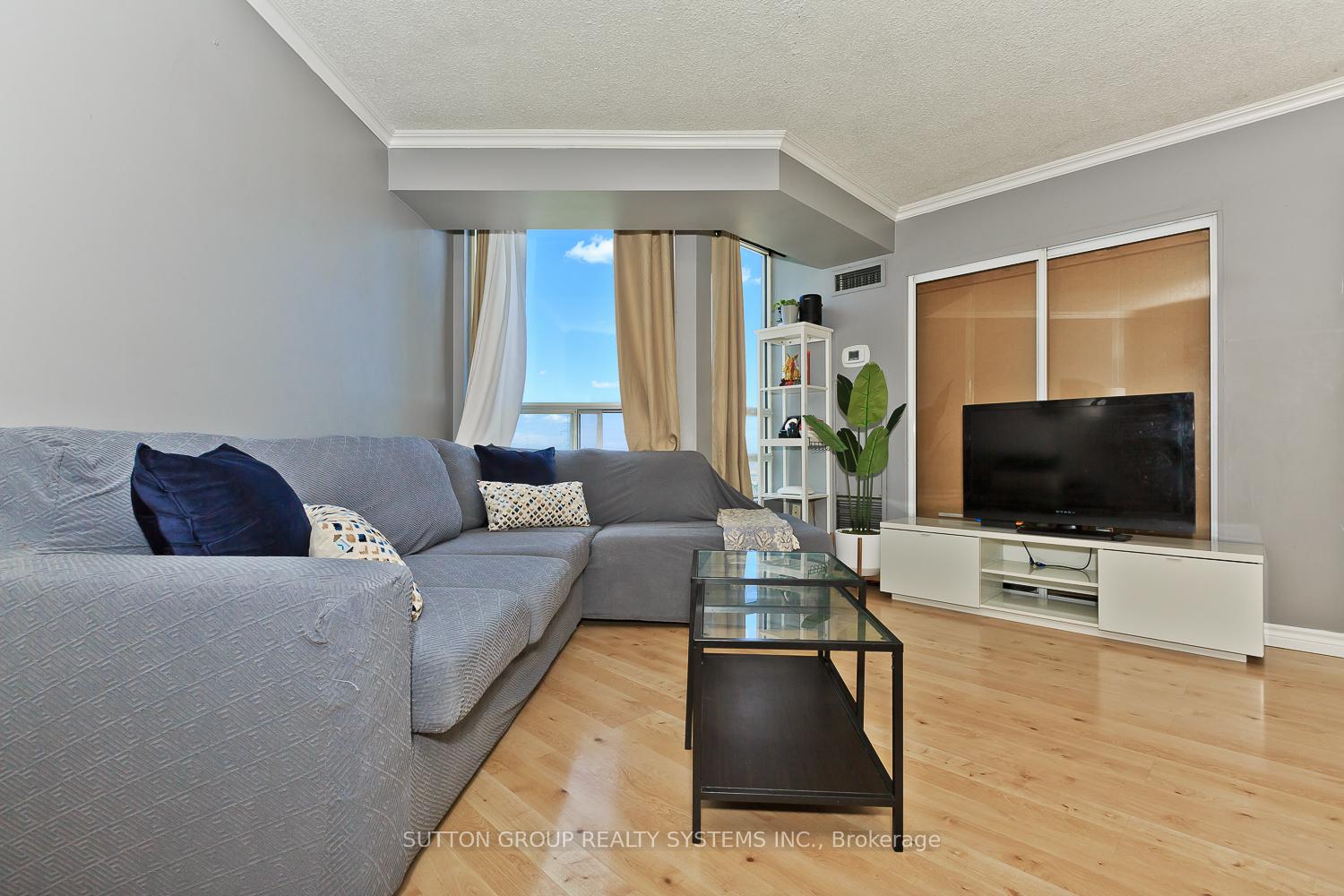 3 Bedrooms Condo at 50 Kingsbridge Garden, Mississauga For sale