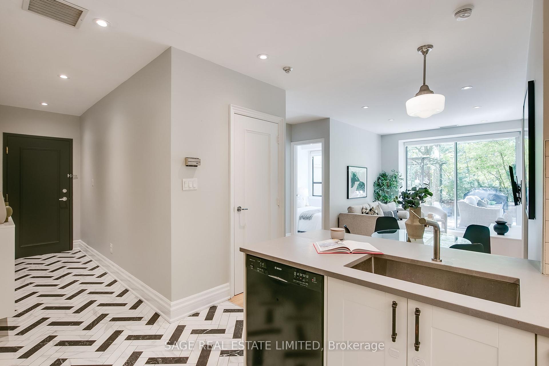2 Bedrooms Condo at 111 Merton, Toronto For sale