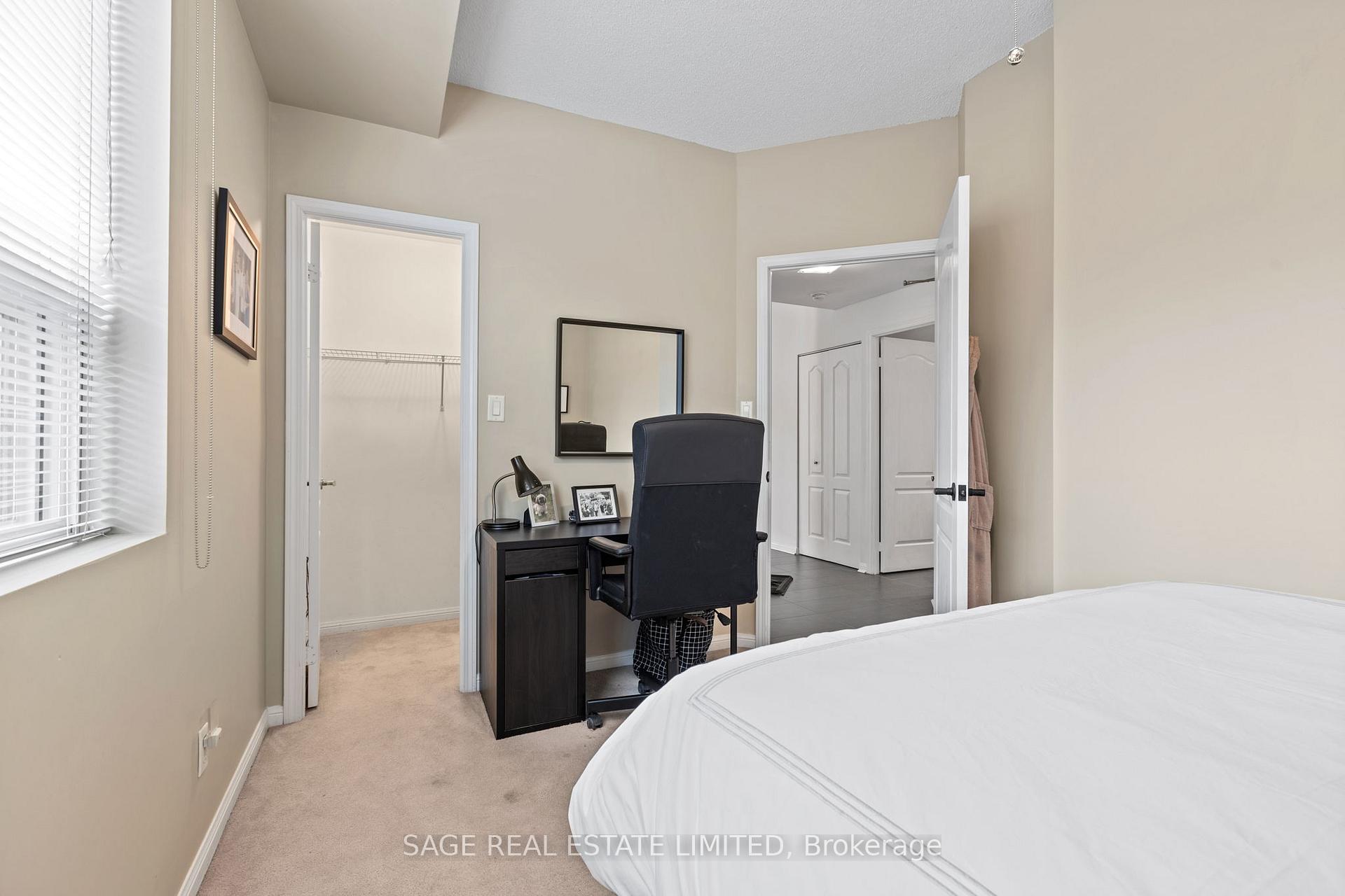 2 Bedrooms Condo at 55 Lorindale, Toronto For sale