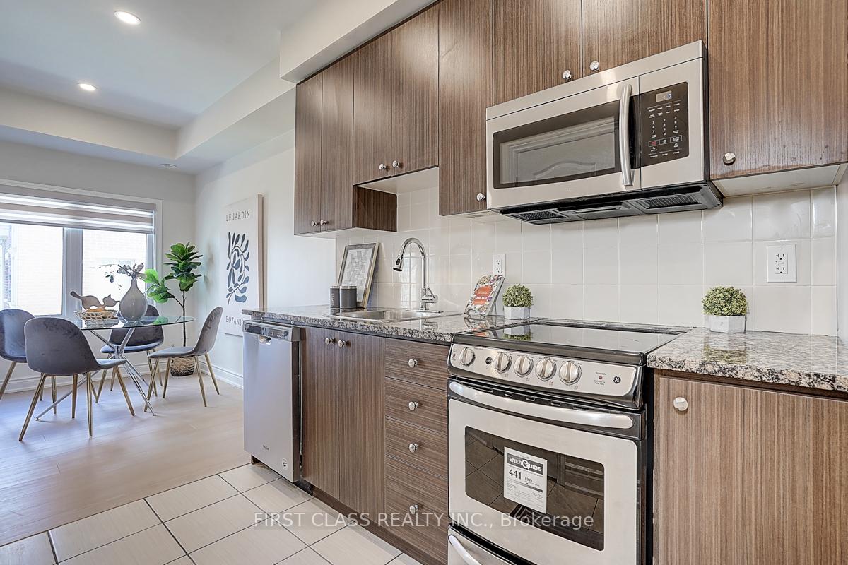 3 Bedrooms Condo at 17 Coneflower,  Toronto For sale