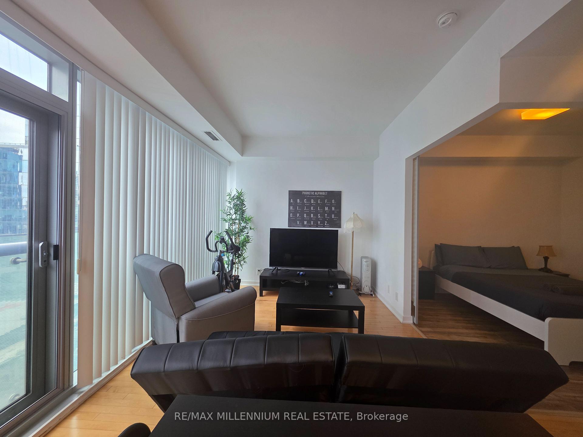 2 Bedrooms Condo at 14 York, Toronto For sale