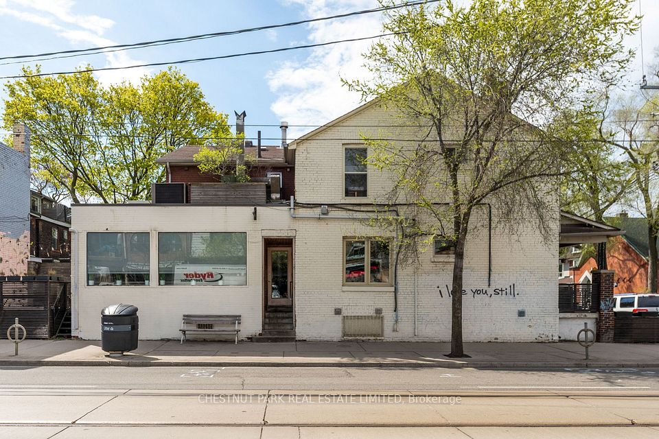 923 Dundas