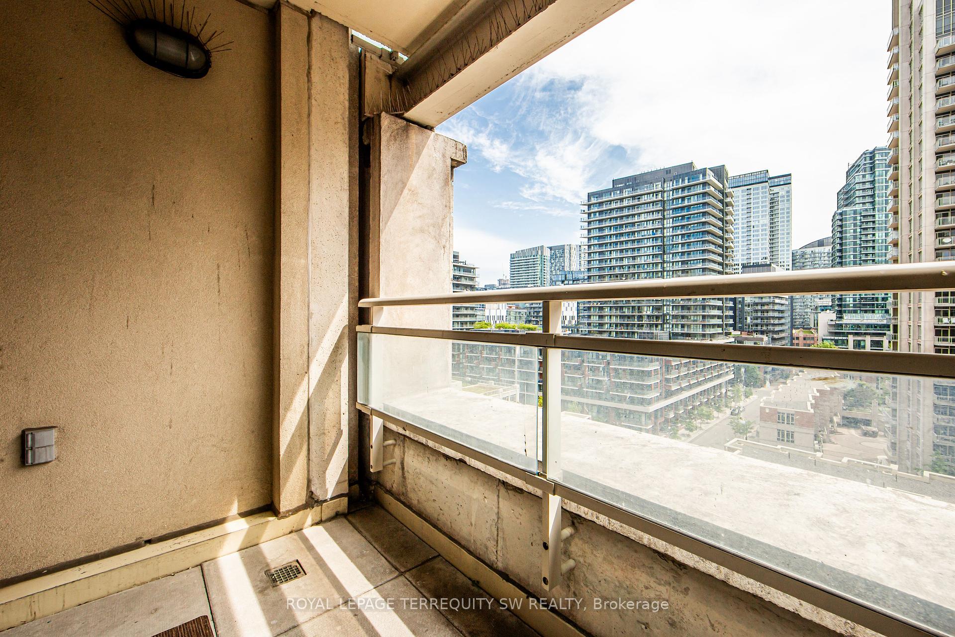 3 Bedrooms Condo at 628 Fleet, Toronto For sale