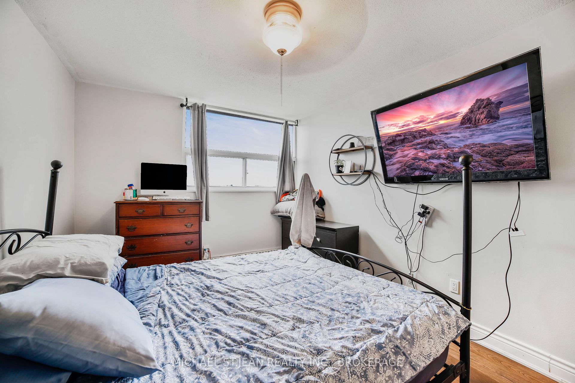3 Bedrooms Condo at 15 Albright,  Hamilton For sale