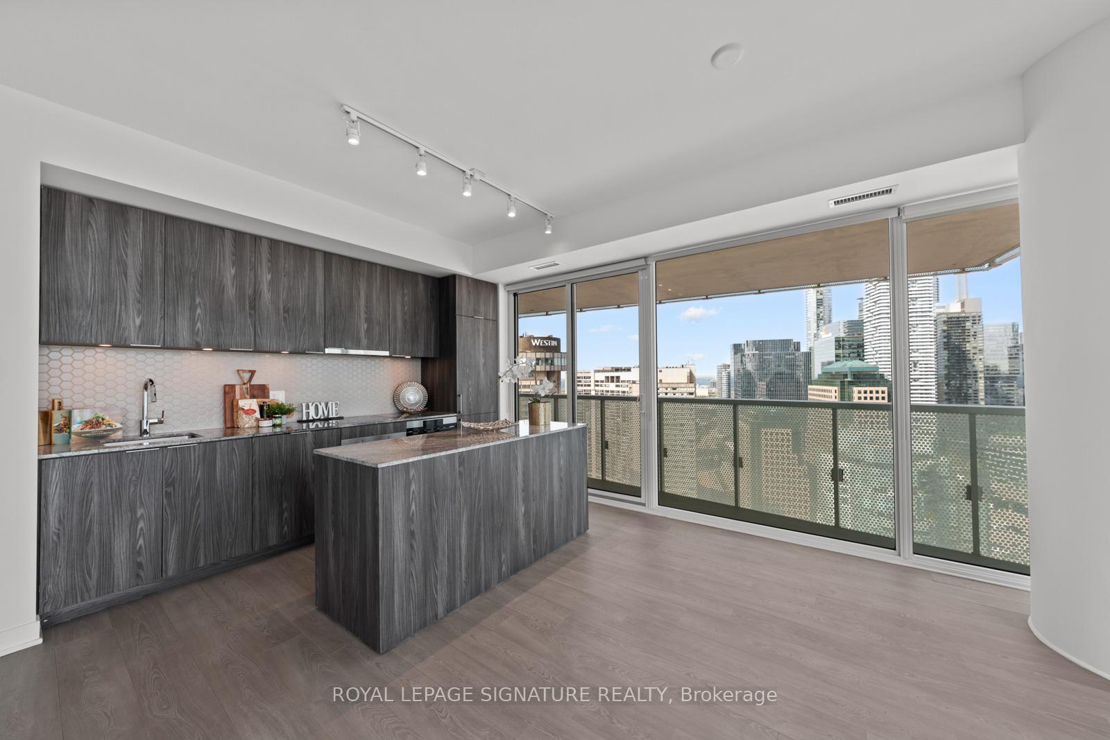 3 Bedrooms Condo at 15 Queens, Toronto For sale