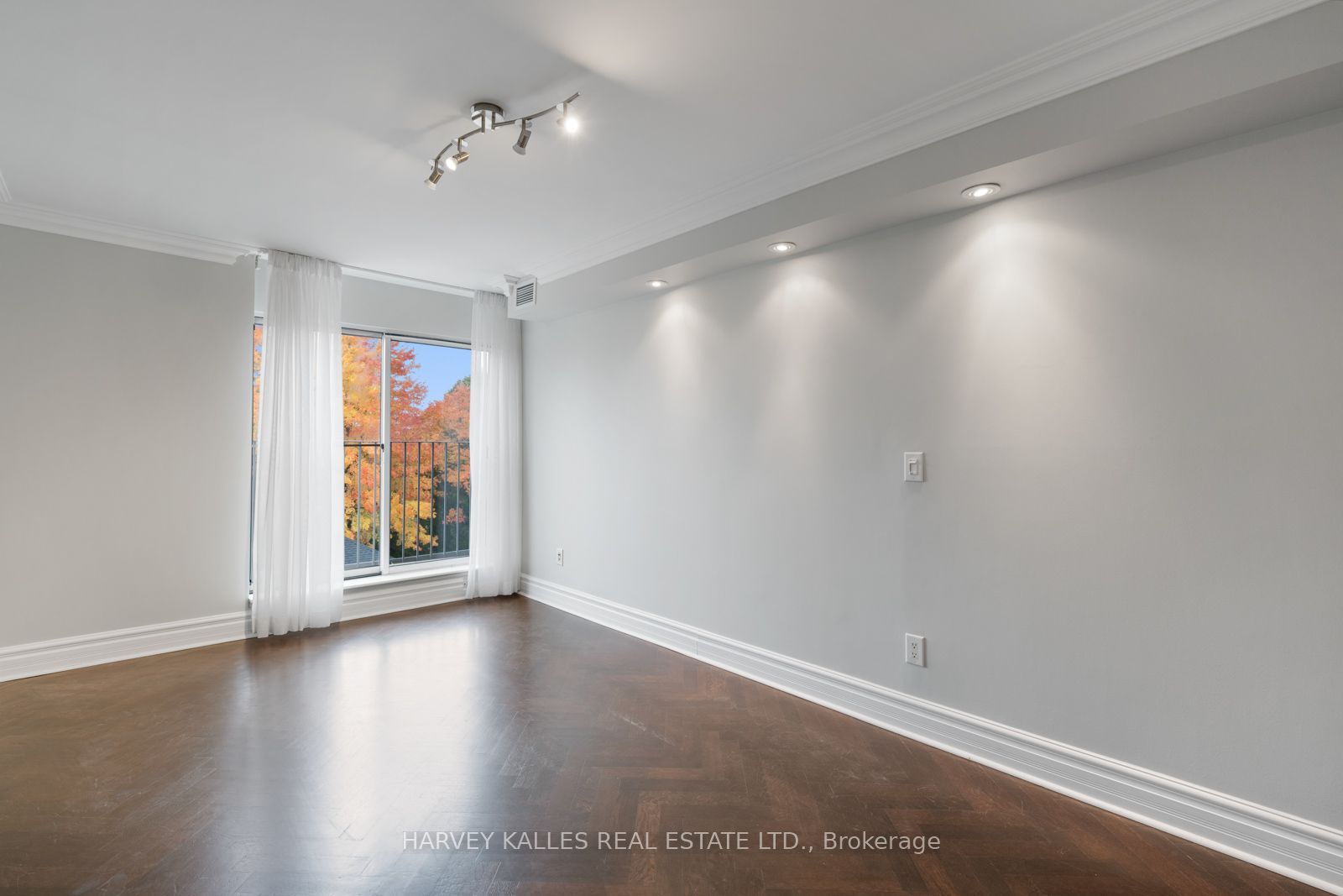 70 Elmsthorpe Avenue PH-401