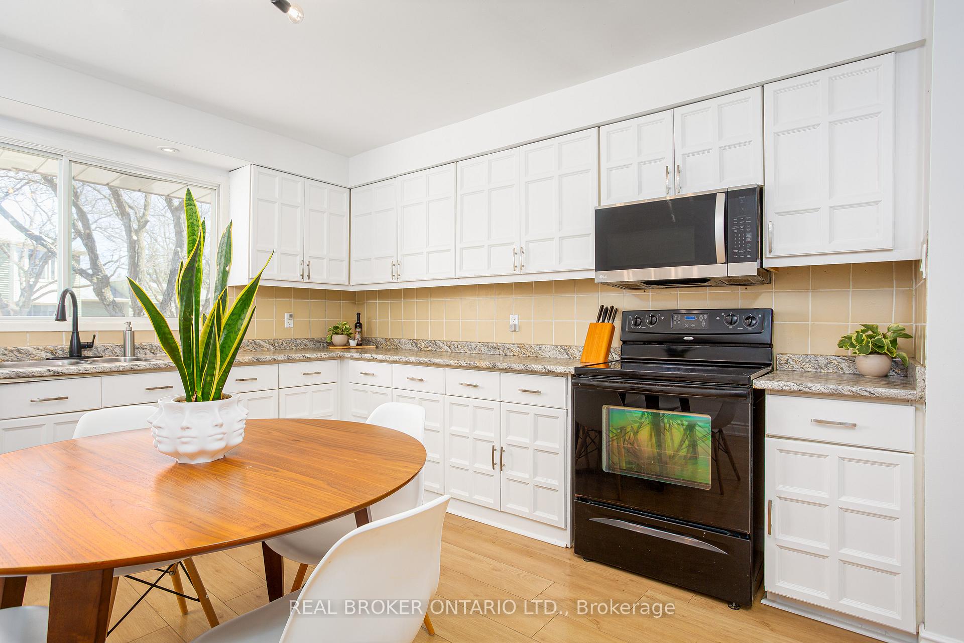 3 Bedrooms Semi-Detached at 1135 McCraney, Oakville For sale