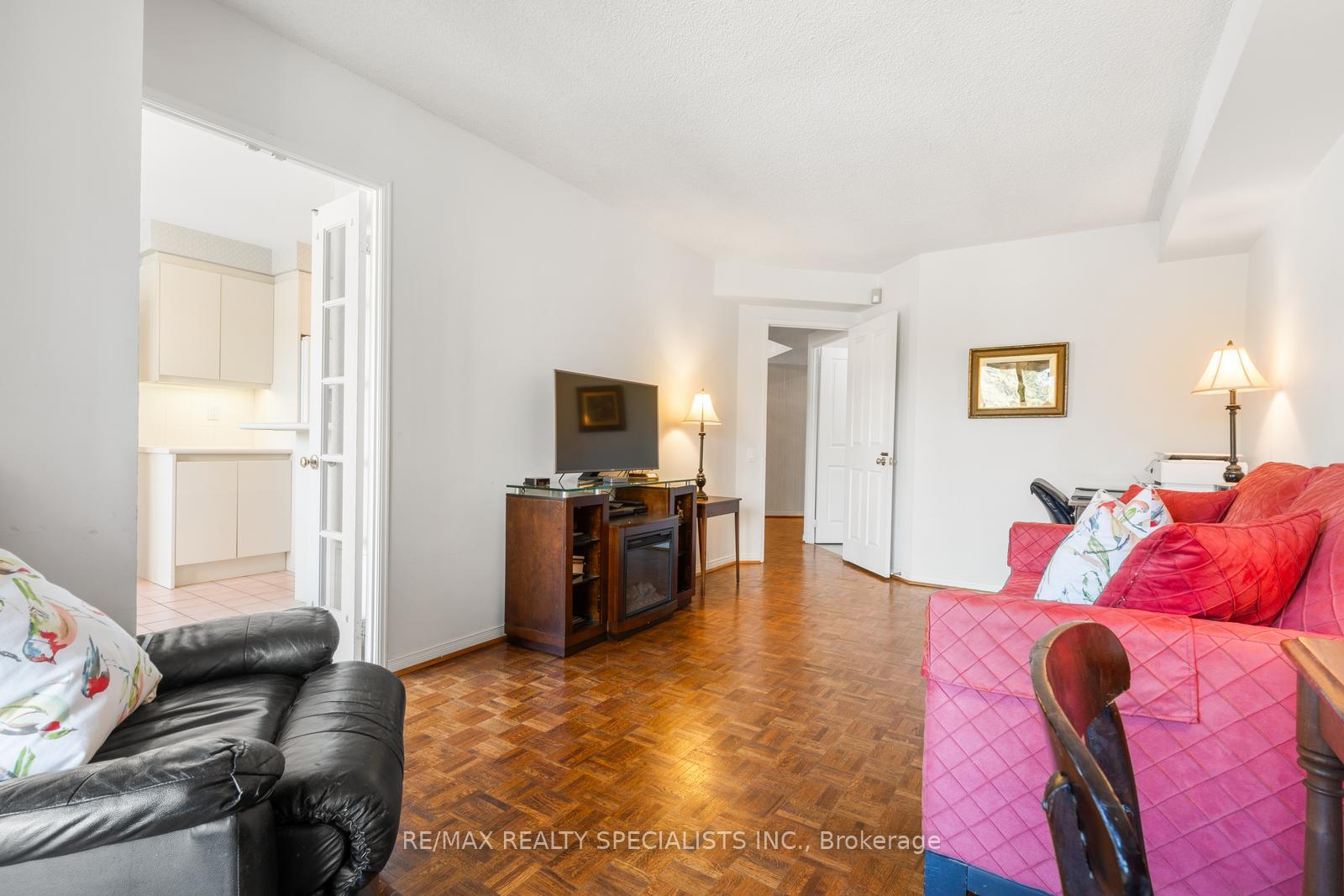 2 Bedrooms Condo at 1800 The Collegeway, Mississauga For sale