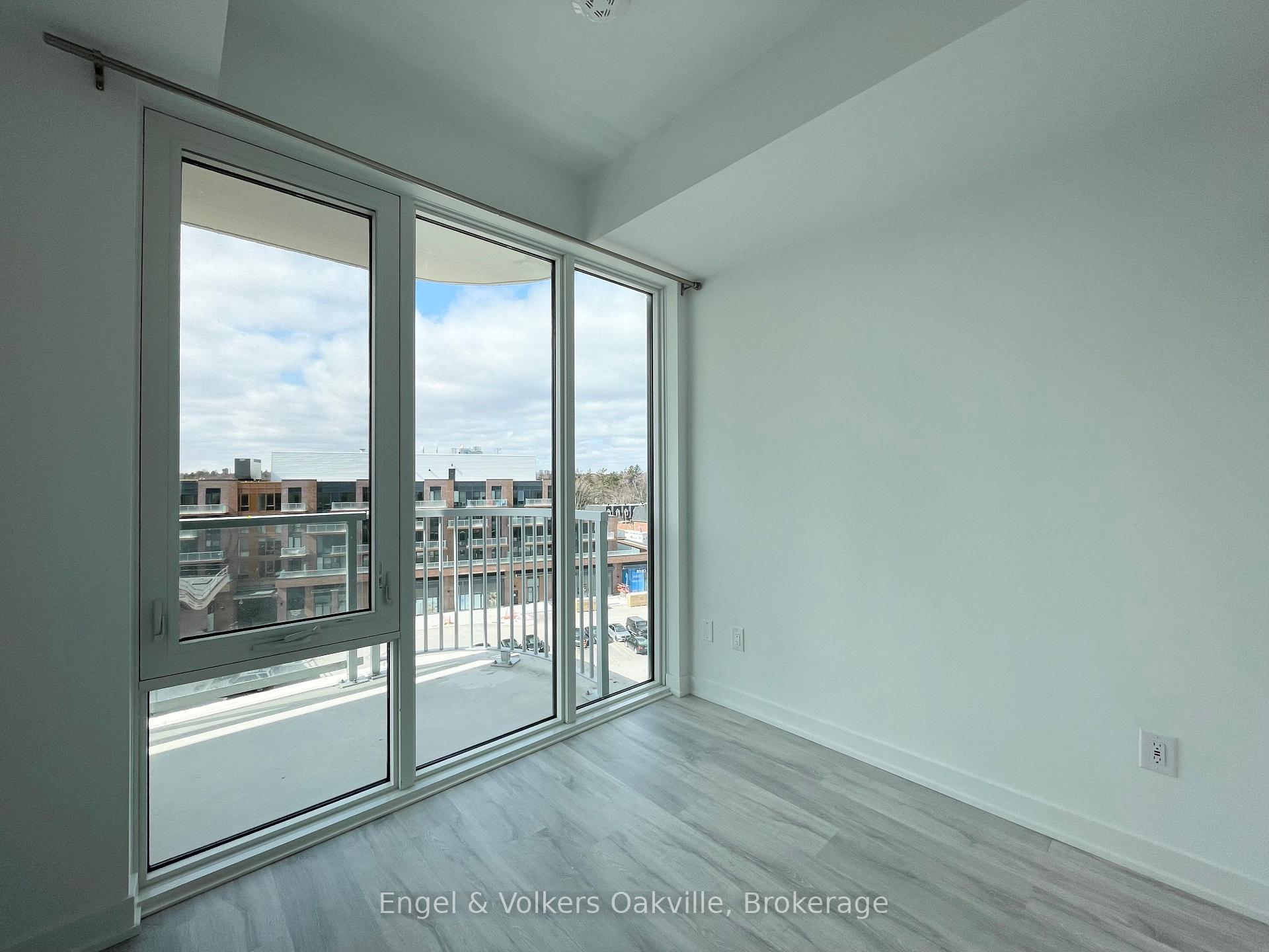 2 Bedrooms Condo at 220 Missinnihe, Mississauga For sale