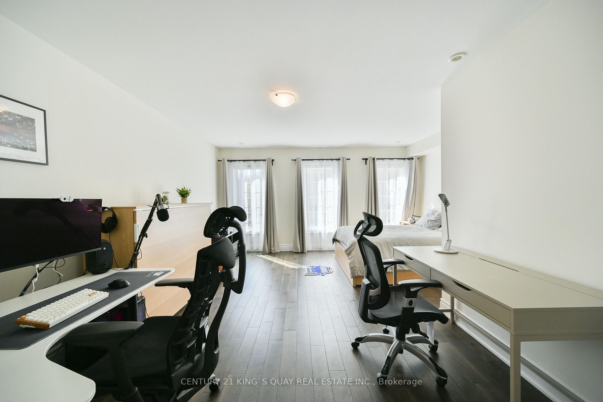 3 Bedrooms Condo at 40 Hargrave,  Toronto For sale