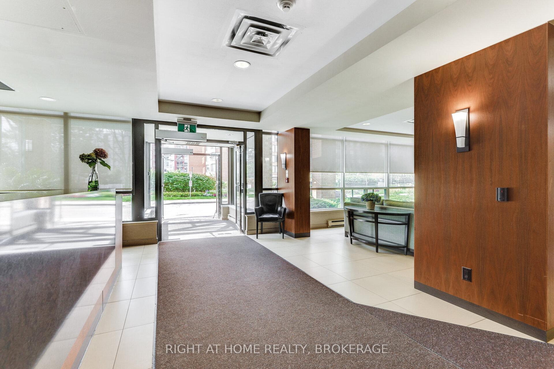 3 Bedrooms Condo at 1276 Maple Crossing, Burlington For sale