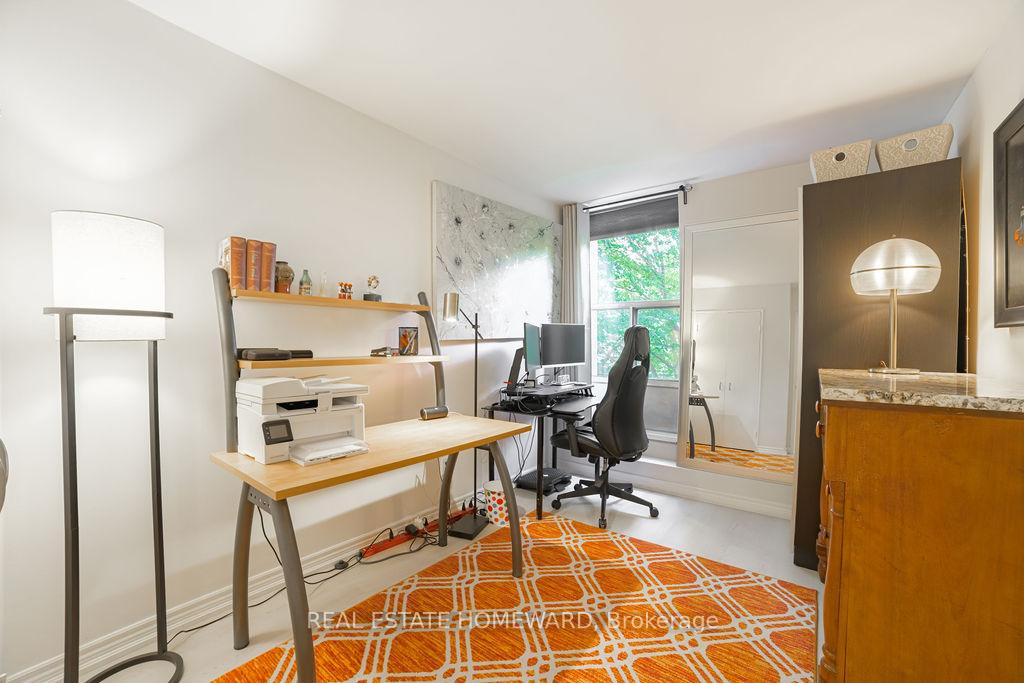 3 Bedrooms Condo at 20 Fashion Roseway, Toronto For sale