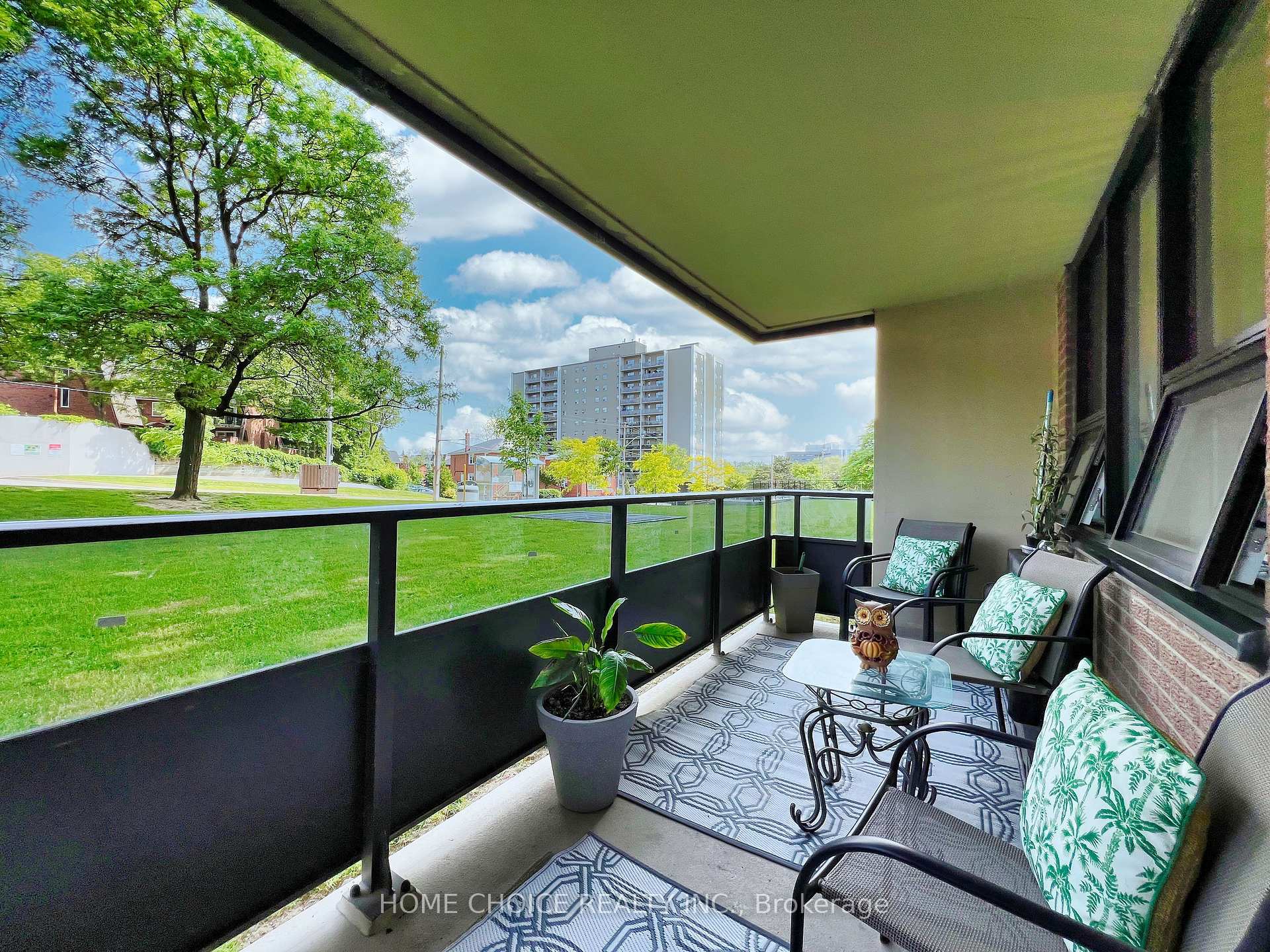 3 Bedrooms Condo at 15 La Rose, Toronto For sale