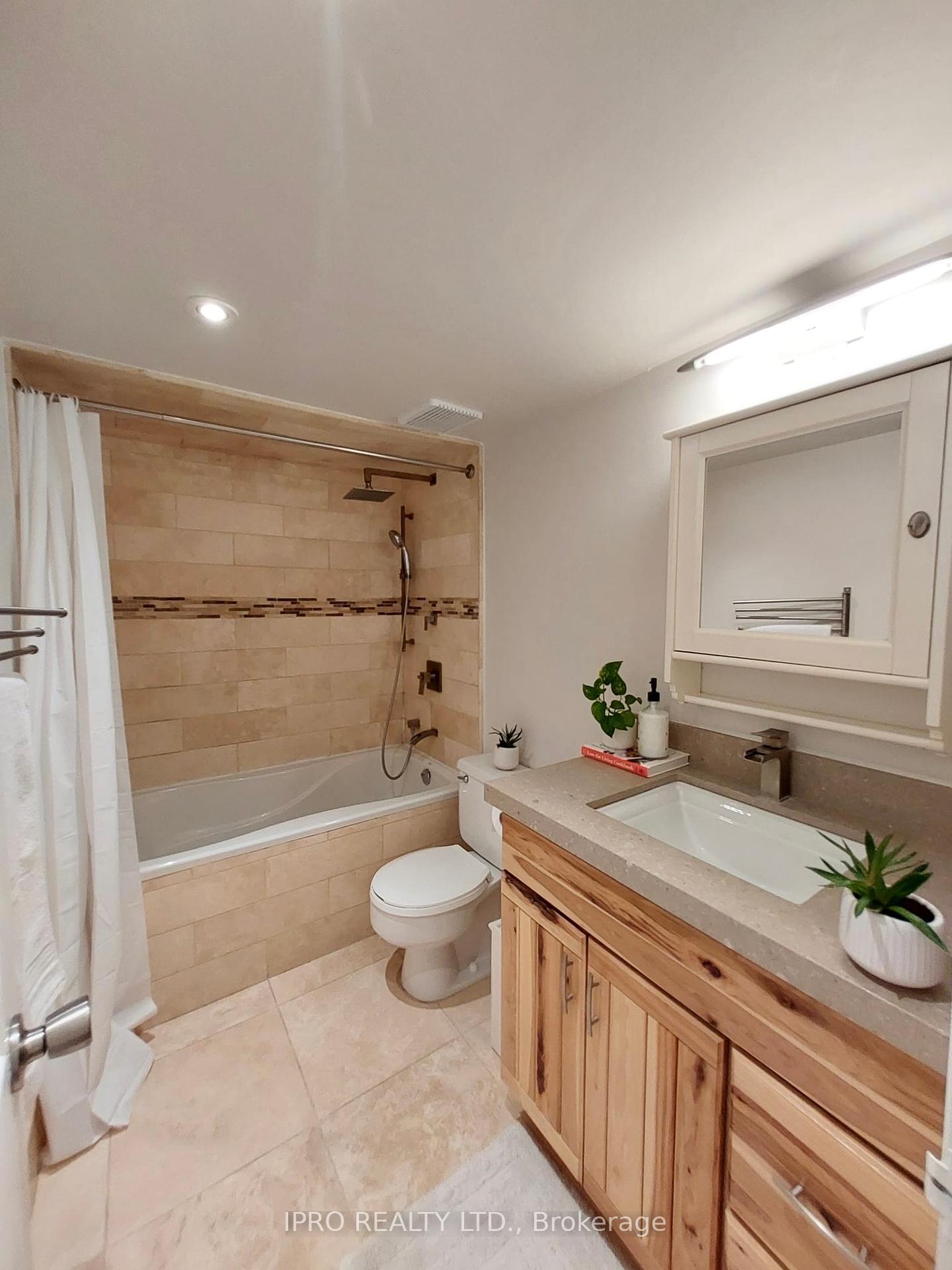 3 Bedrooms Condo at 11 Wincott,  Toronto For sale