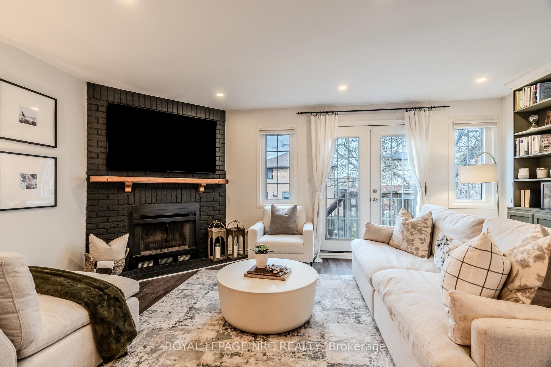 3 Bedrooms Condo at 29 Heritage, Hamilton For sale