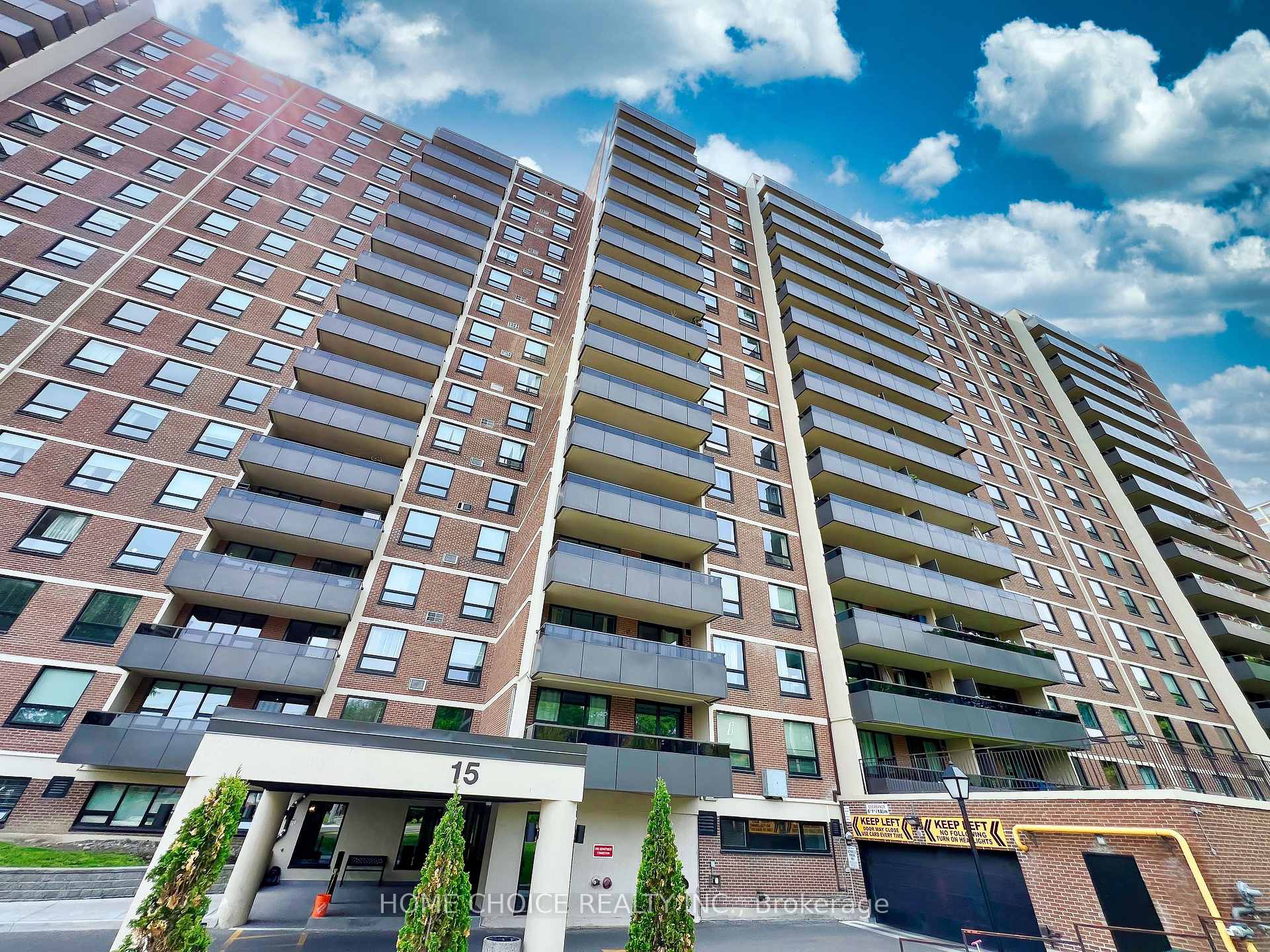 3 Bedrooms Condo at 15 La Rose, Toronto For sale