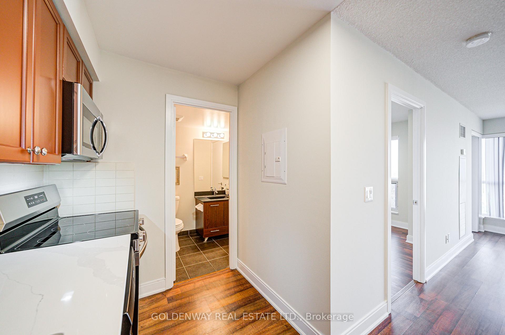 1 Bedroom Condo at 125 Village Green,  Toronto For sale