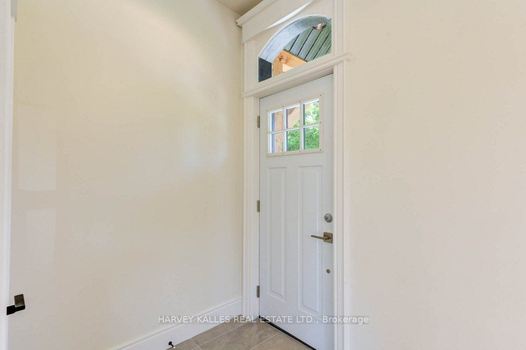 16 Hillcrest Street W