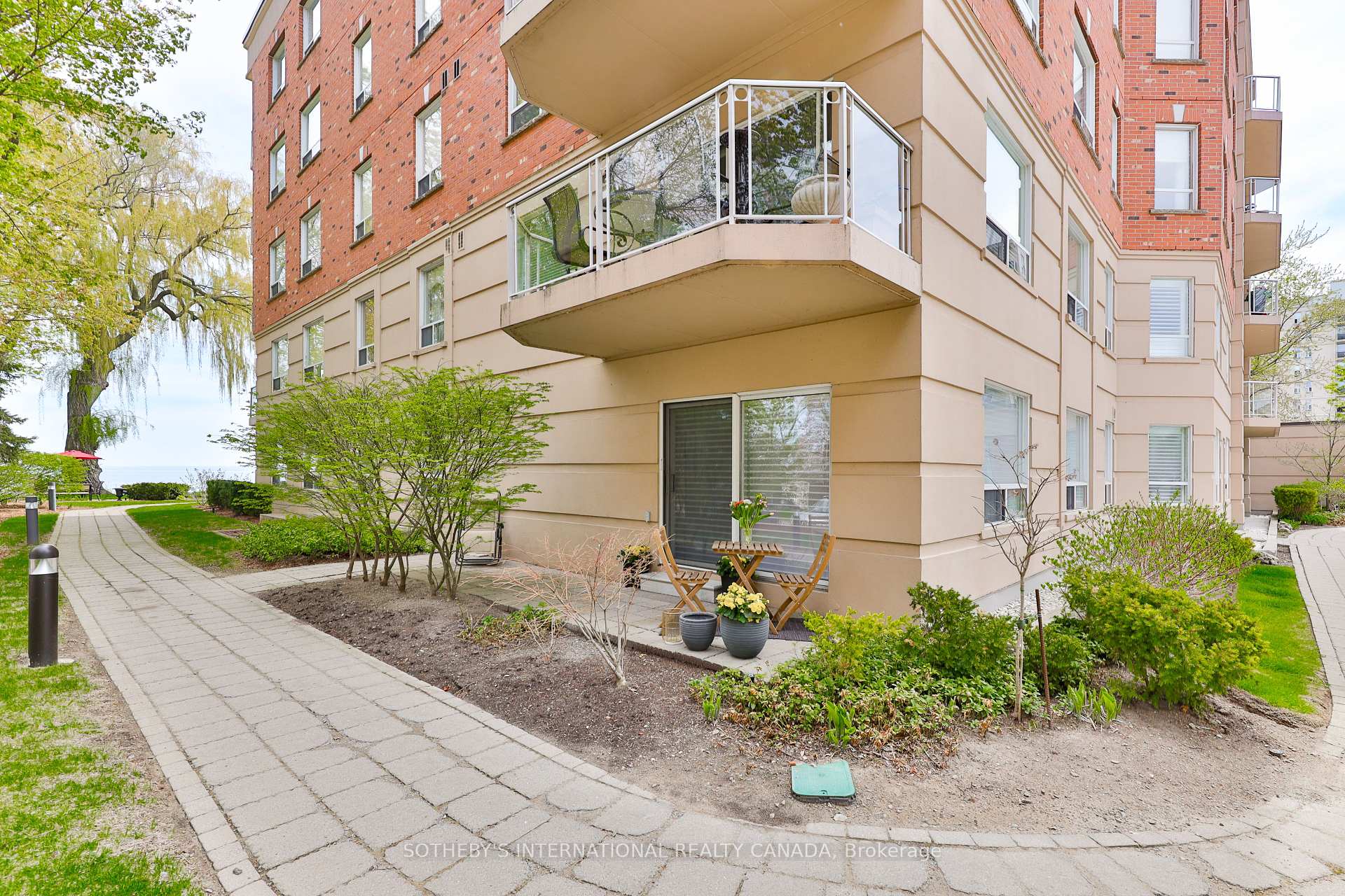 2 Bedrooms Condo at 5194 Lakeshore, Burlington For sale