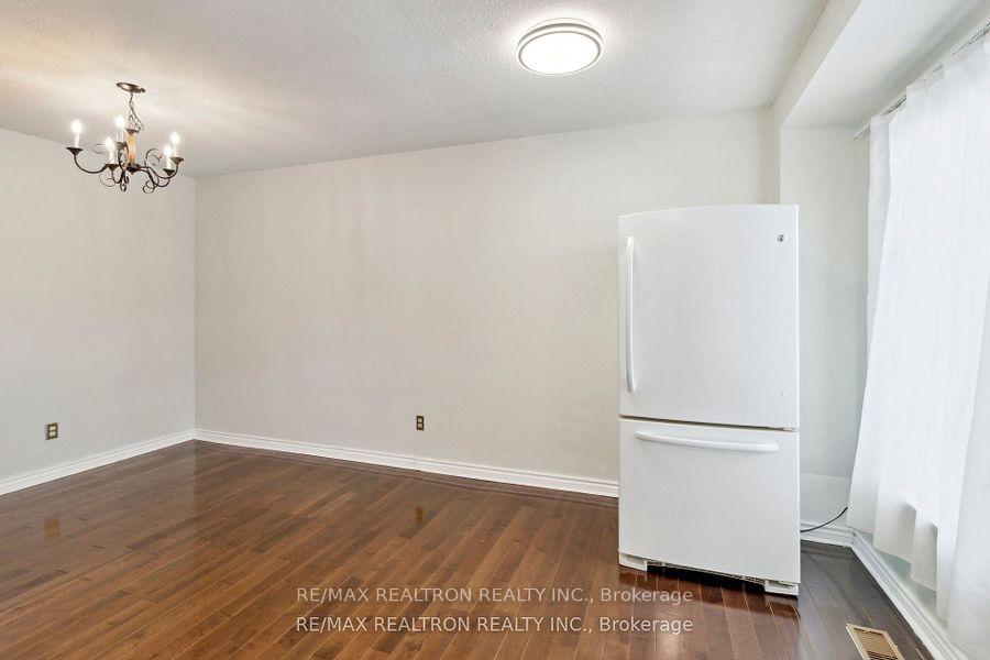 3 Bedrooms Condo at 44 Chester Le, Toronto For sale