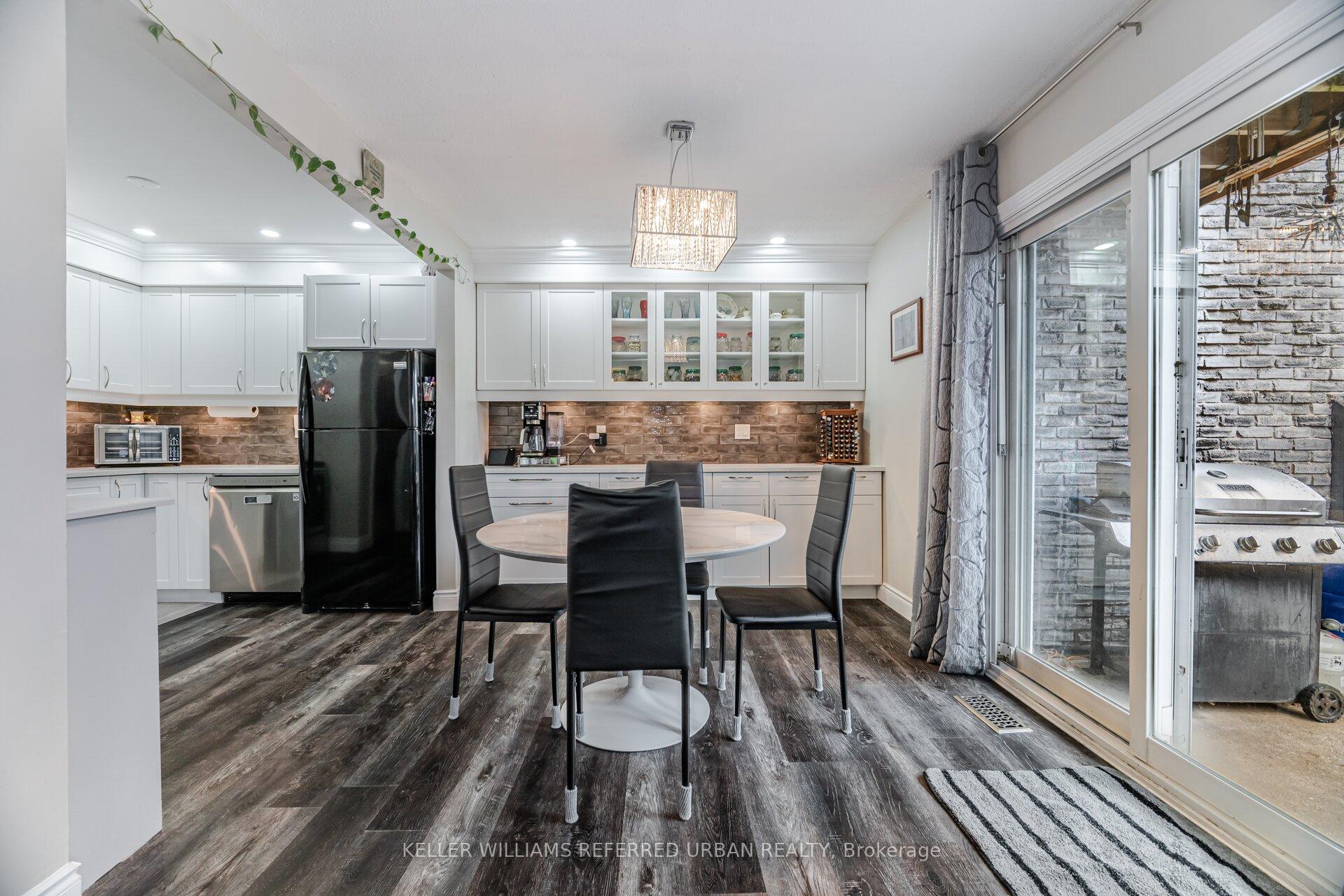 3 Bedrooms Condo at 973 Francis, Burlington For sale