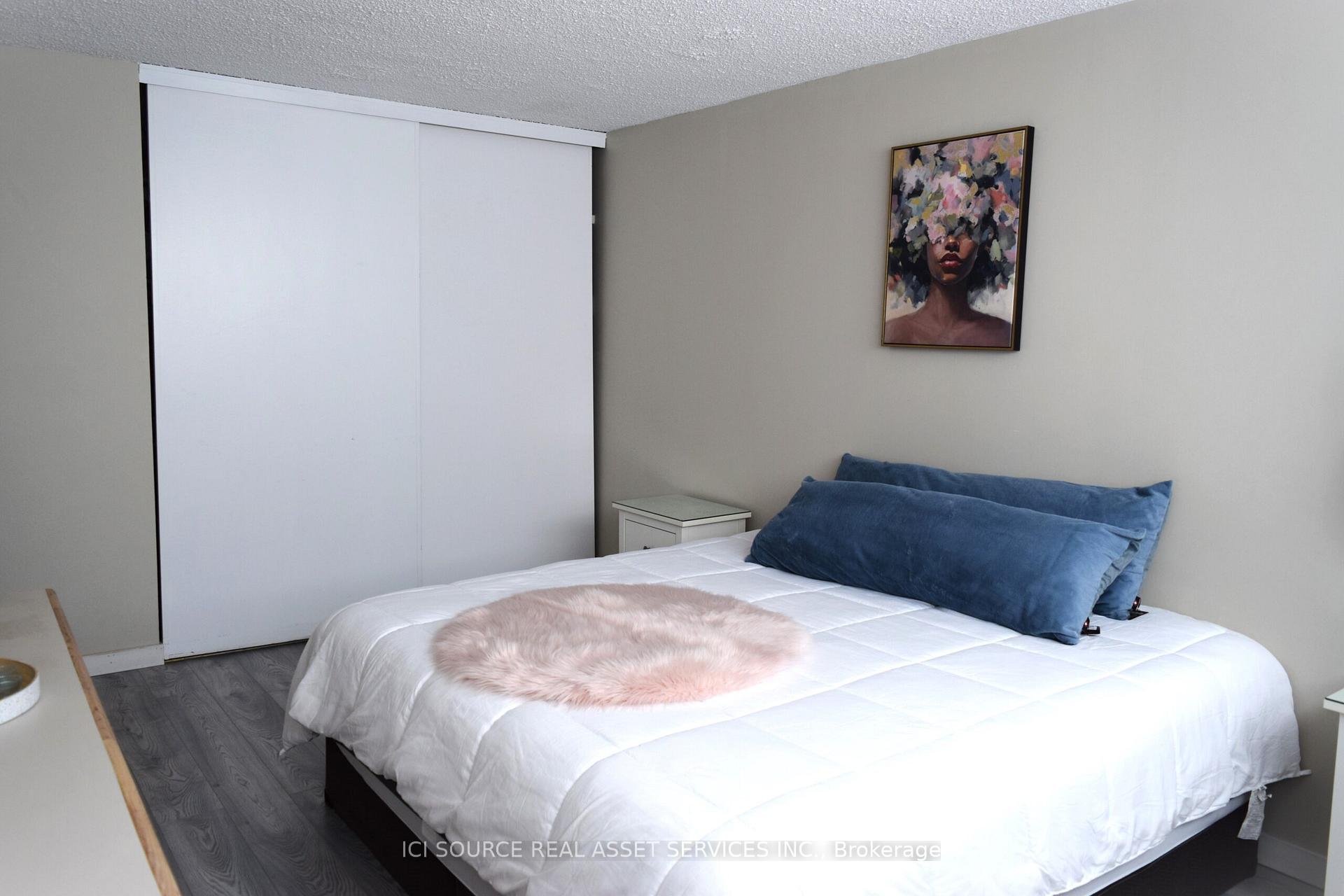 2 Bedrooms Condo at 212 Kerr,  Oakville For sale