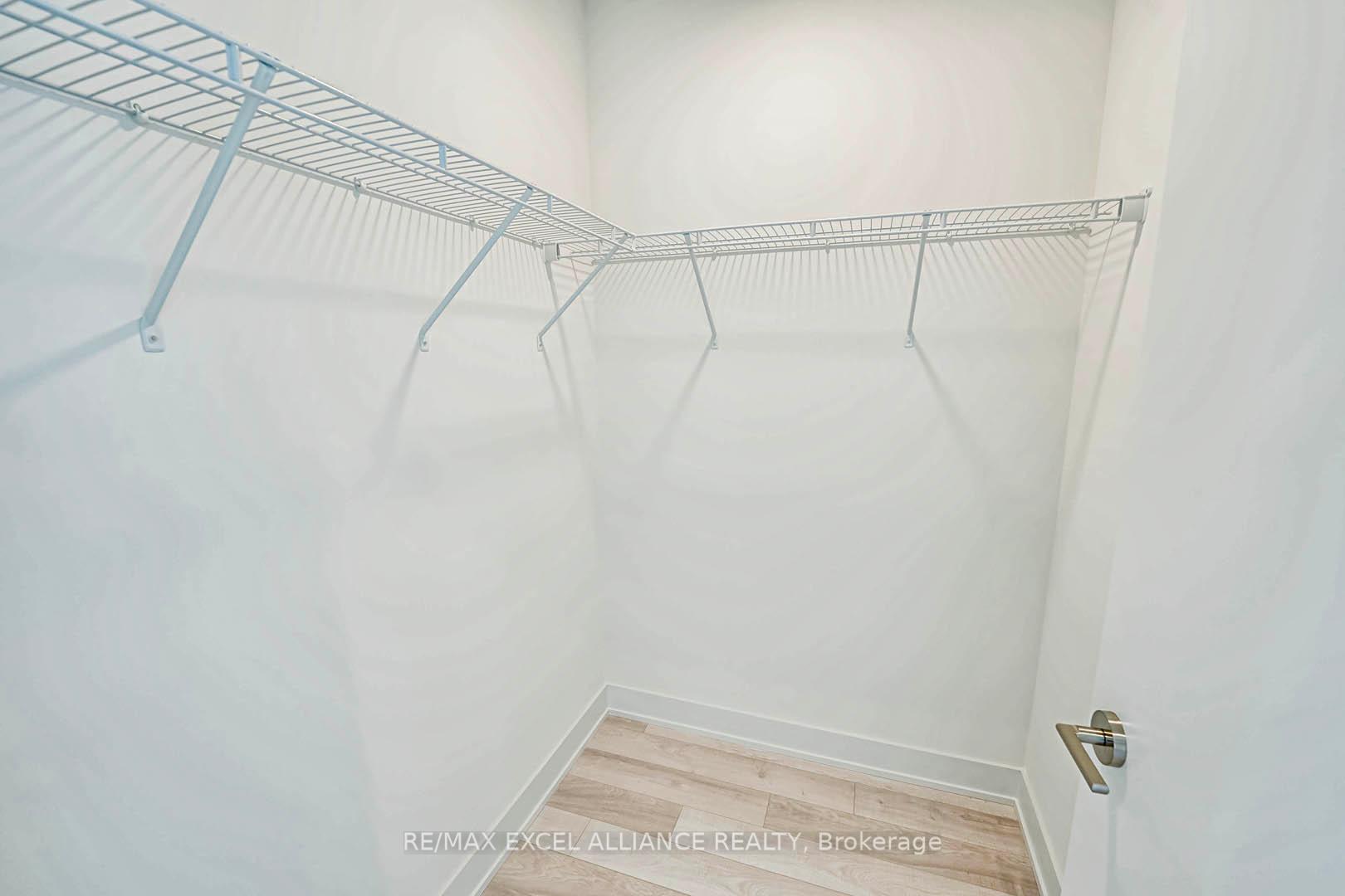 3 Bedrooms Condo at 8 Cumberland,  Toronto For sale