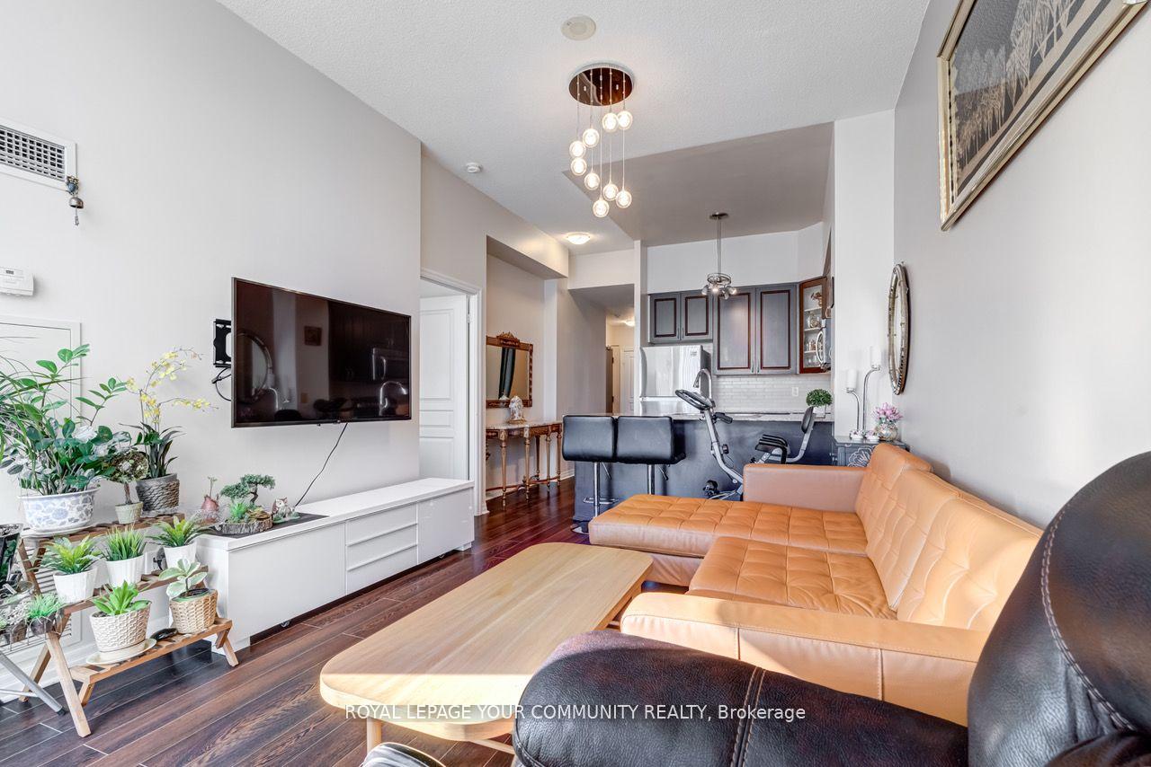 2 Bedrooms Condo at 225 Webb, Mississauga For sale