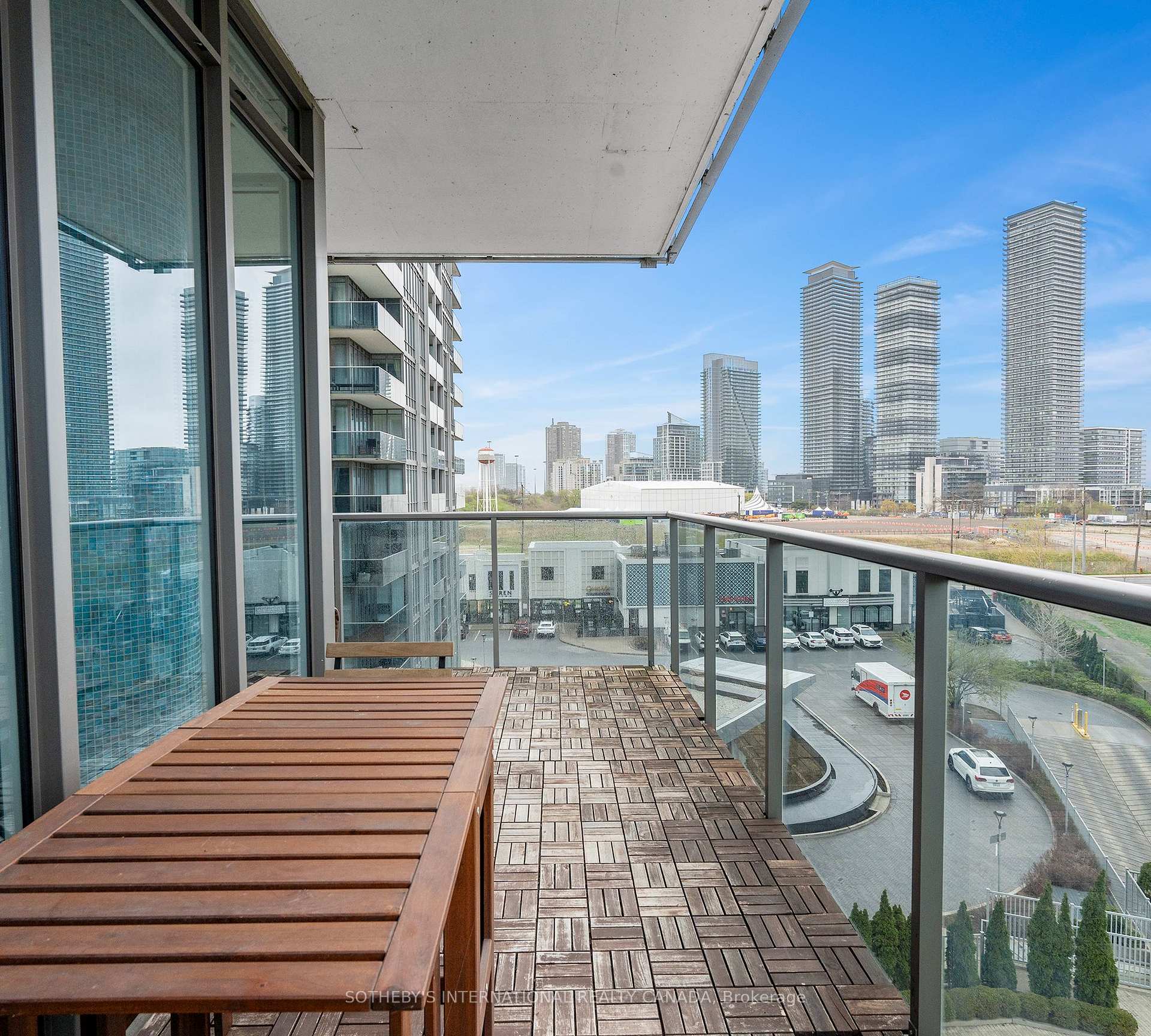 3 Bedrooms Condo at 88 Park Lawn, Toronto For sale