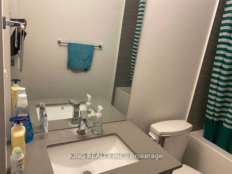 2 Bedrooms Condo at 297 Oak Walk, Oakville For sale