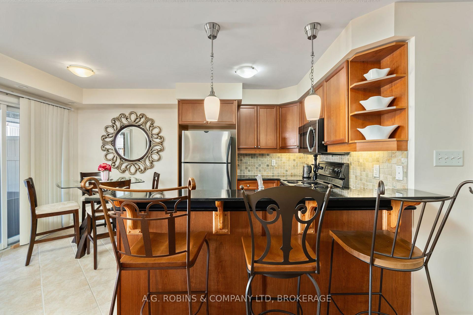 3 Bedrooms Condo at 595 Dundas, Mississauga For sale