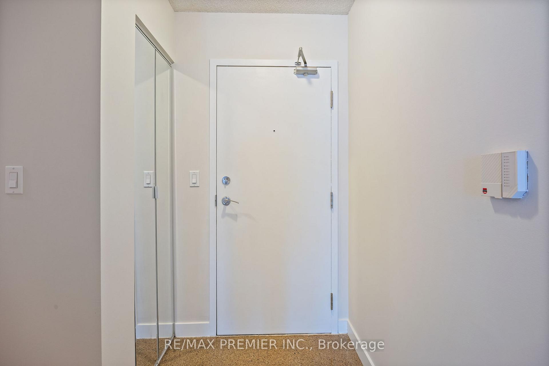 2 Bedrooms Condo at 381 Front,  Toronto For sale