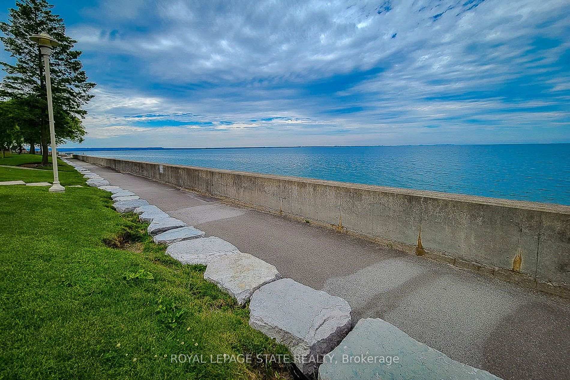 3 Bedrooms Condo at 301 Frances, Hamilton For sale