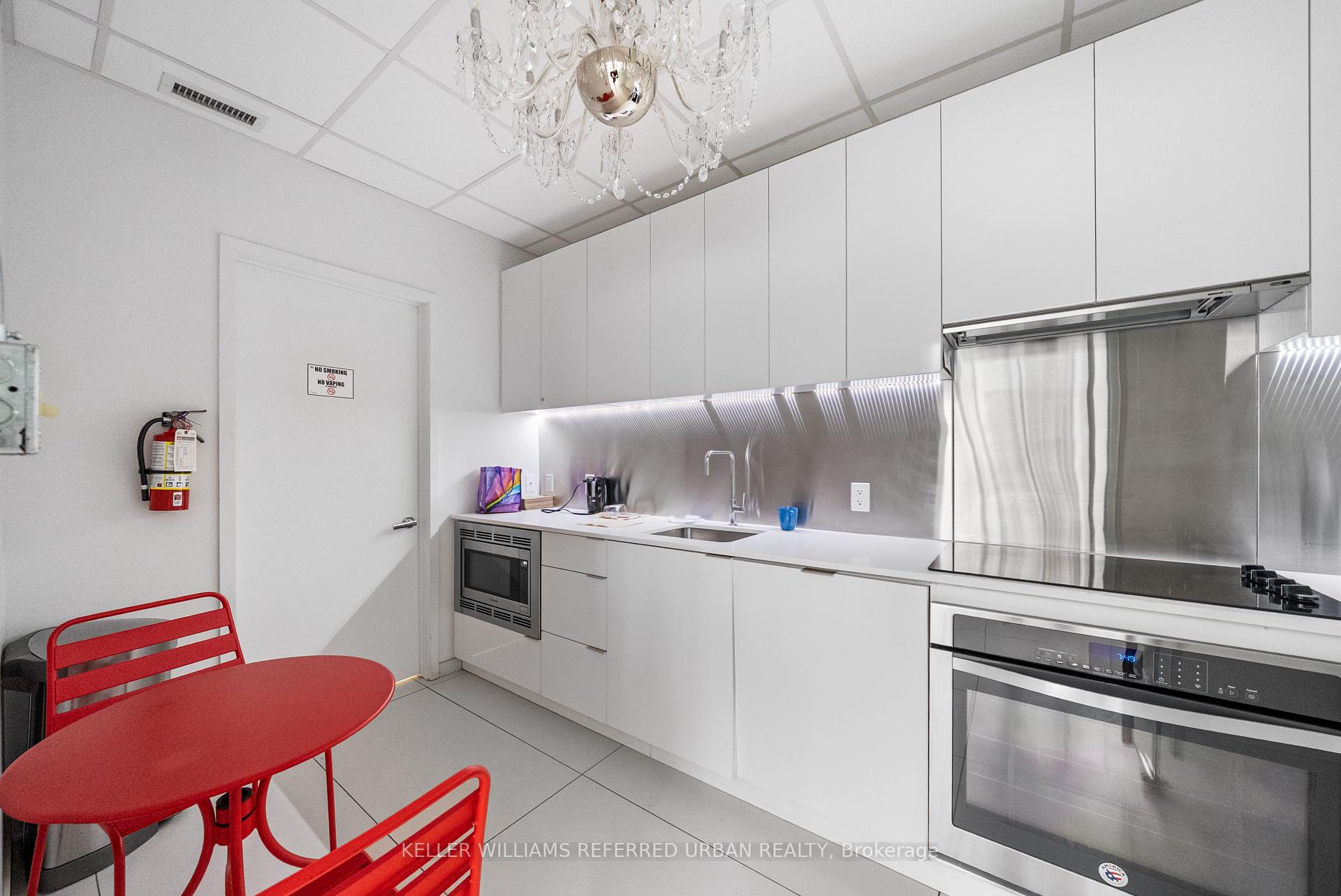 2 Bedrooms Condo at 185 Roehampton, Toronto For sale