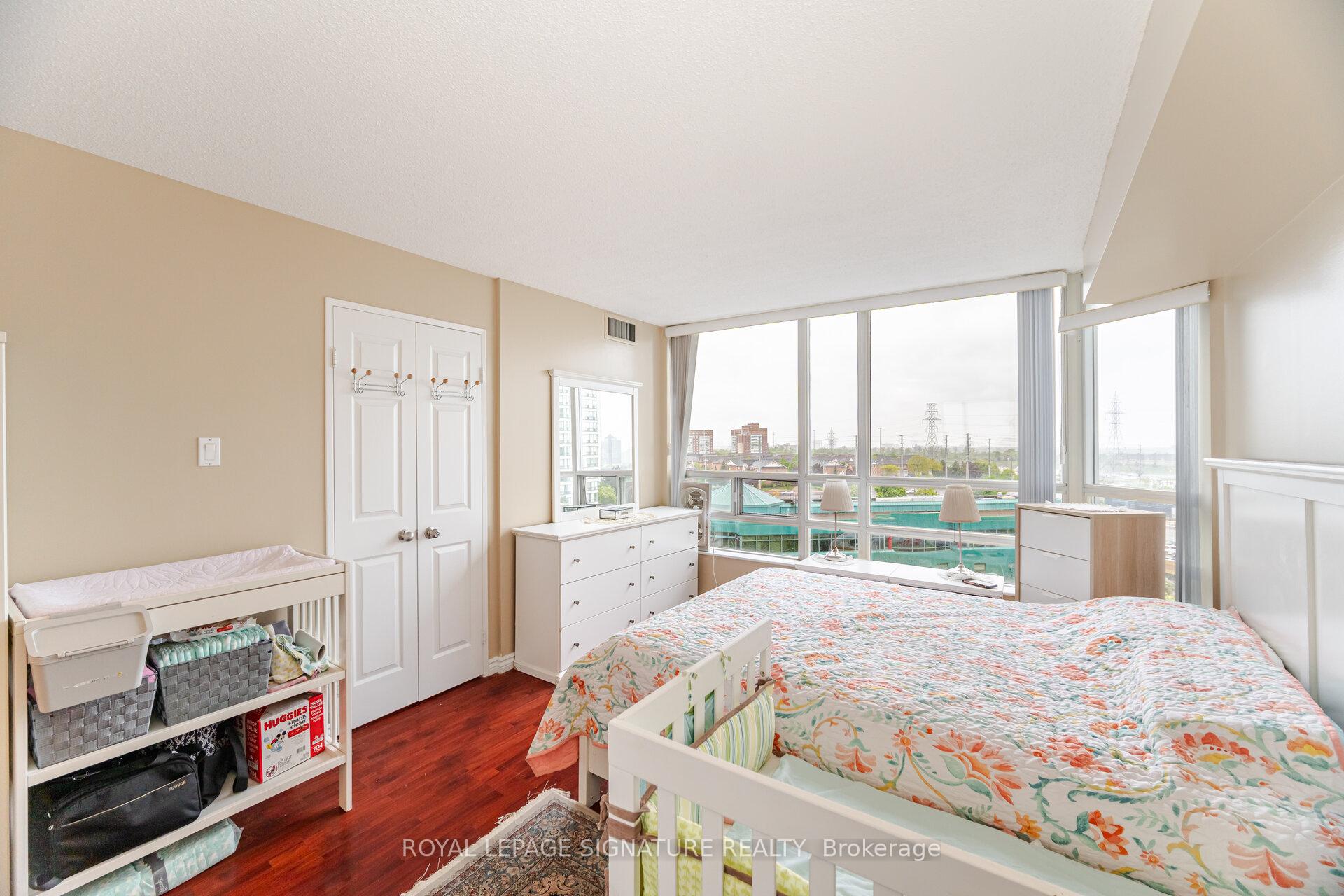 3 Bedrooms Condo at 50 Kingsbridge Garden, Mississauga For sale