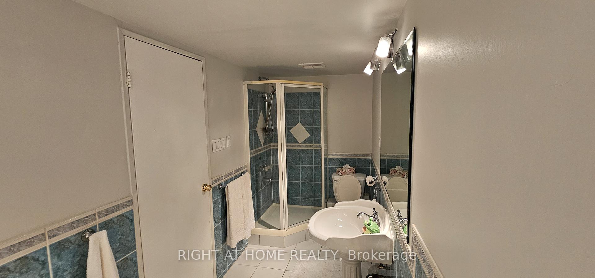 3 Bedrooms Condo at 75 Graydon Hall,  Toronto For sale