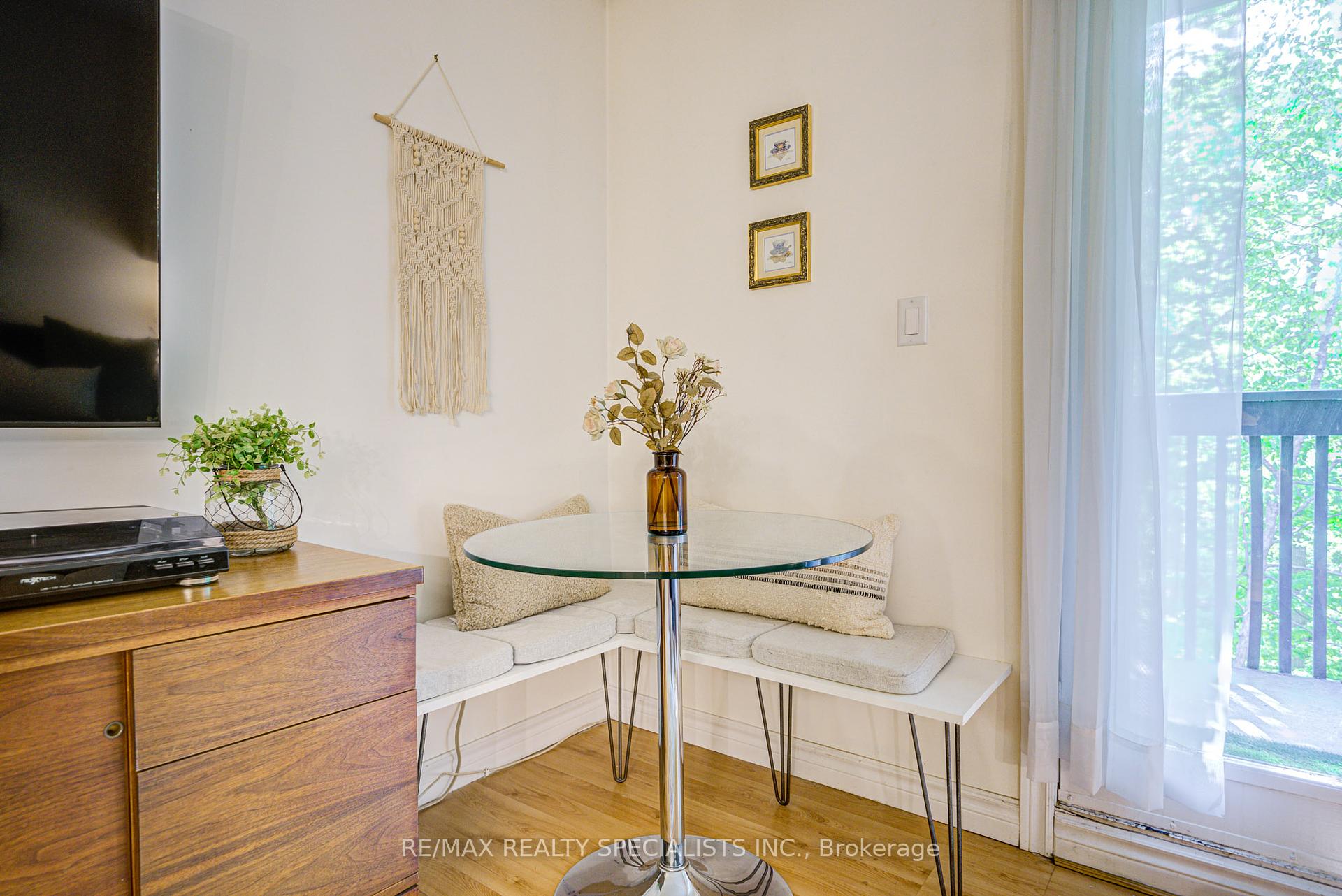 2 Bedrooms Condo at 2030 Cleaver, Burlington For sale