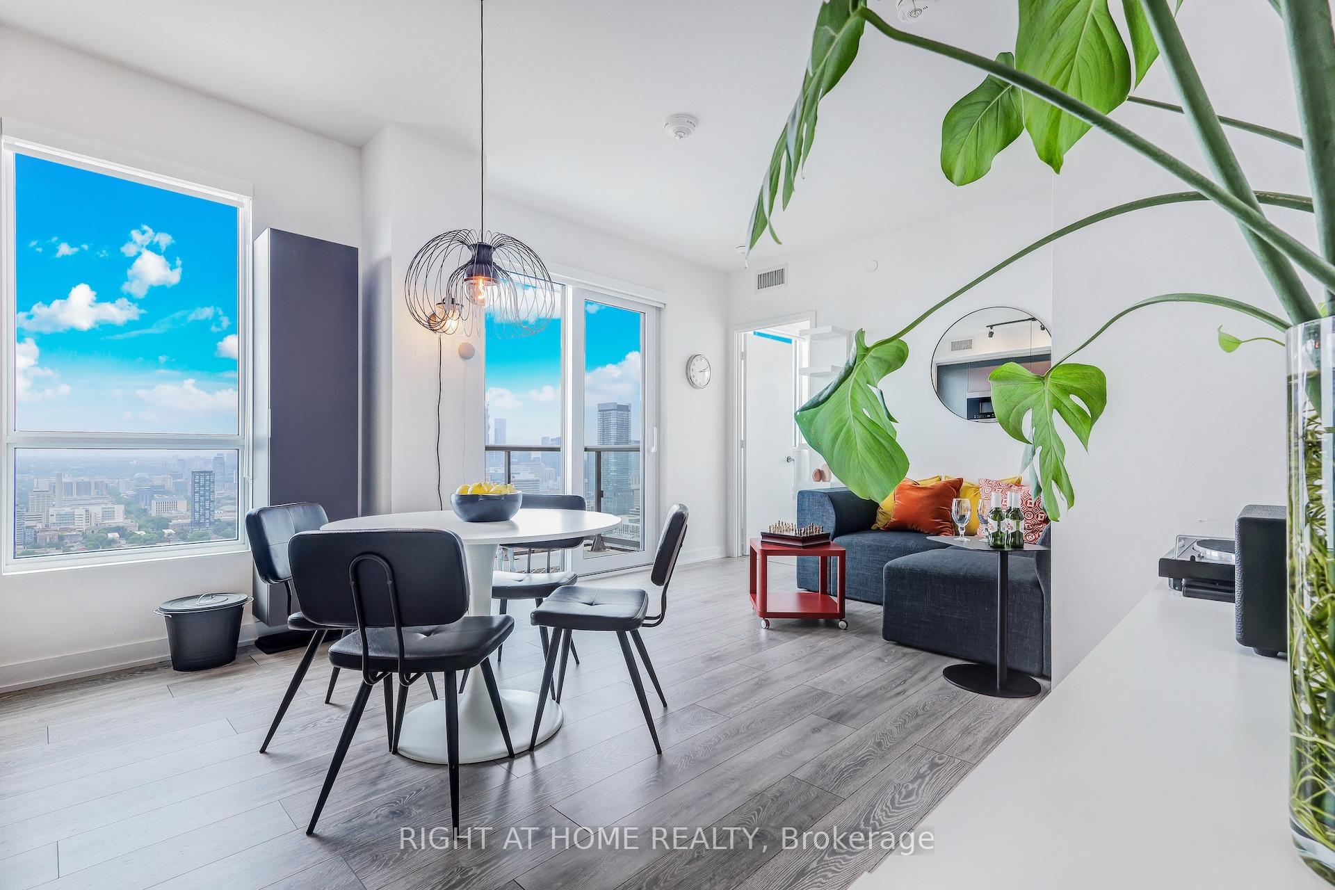 3 Bedrooms Condo at 108 Peter, Toronto For sale