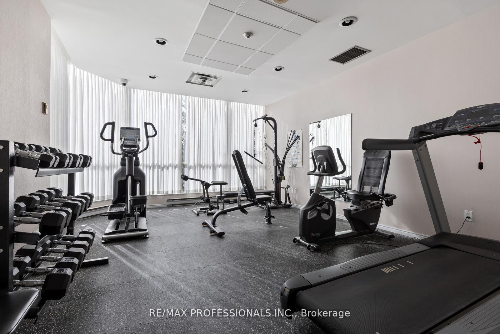 2 Bedrooms Condo at 1500 Grazia, Mississauga For sale