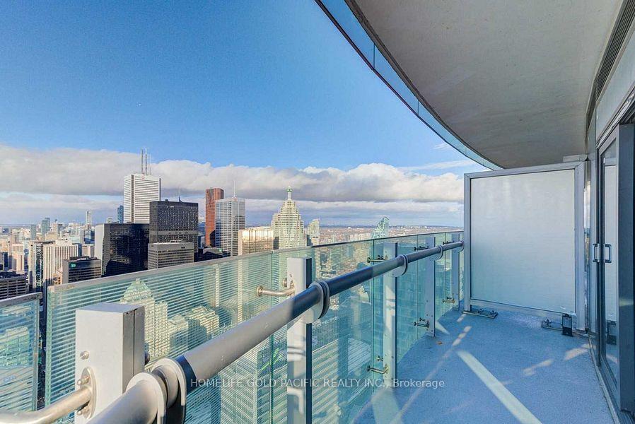 3 Bedrooms Condo at 14 York, Toronto For sale