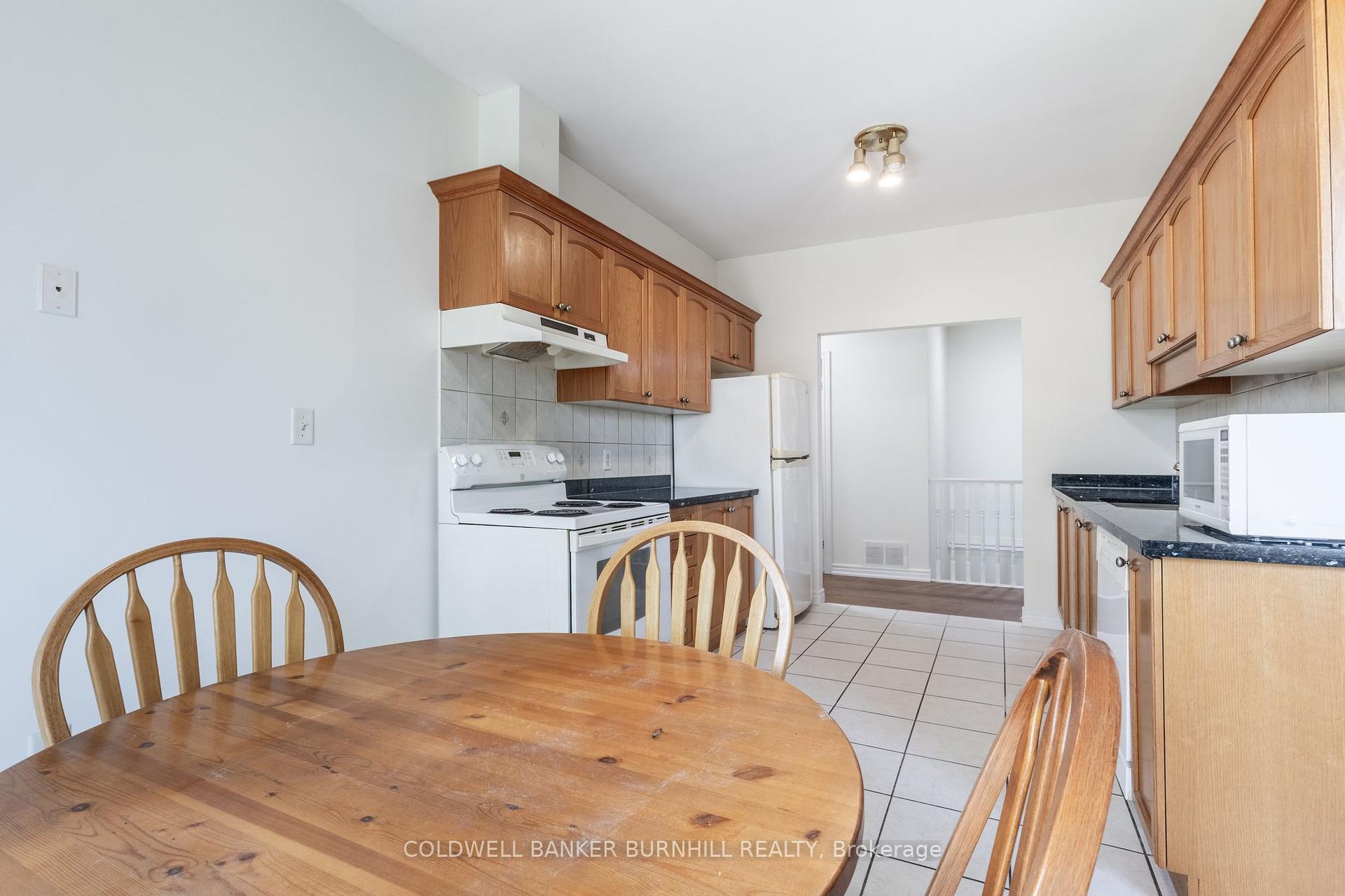 2 Bedrooms Condo at 56 Northern Breeze, Hamilton For sale
