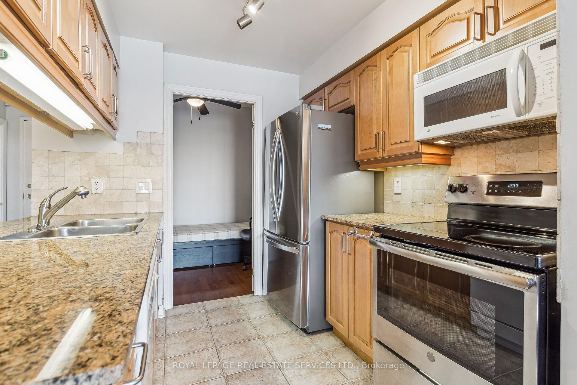 2 Bedrooms Condo at 40 Old Mill, Oakville For sale