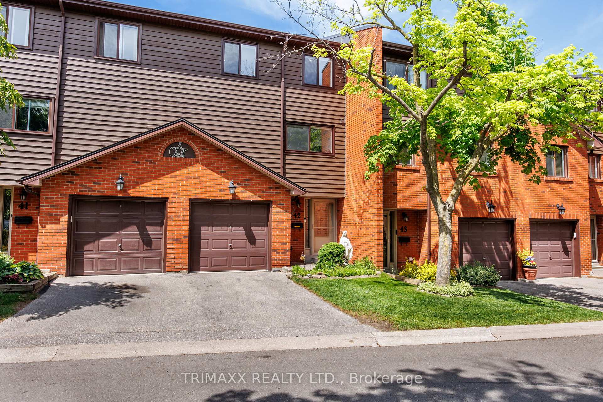 4 Bedrooms Condo at 4165 Fieldgate, Mississauga For sale