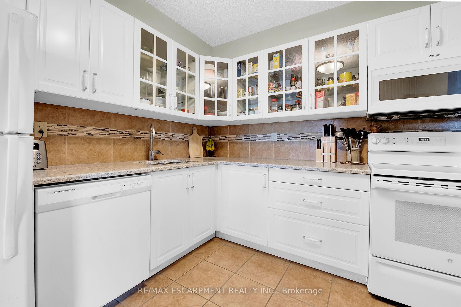 3 Bedrooms Condo at 301 Frances, Hamilton For sale