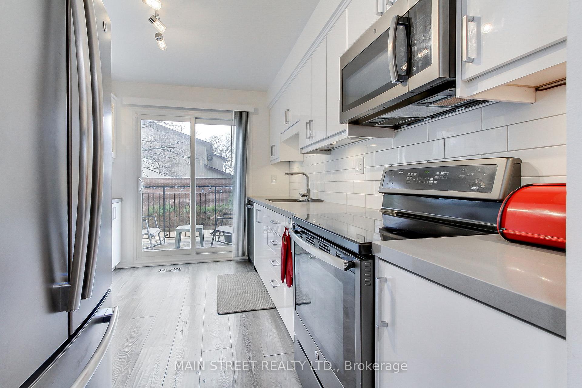 3 Bedrooms Condo at 725 Vermouth,  Mississauga For sale